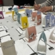 Grundriss eines Bibliothekseingangs mit Papieraufstellern zum Ausprobieren